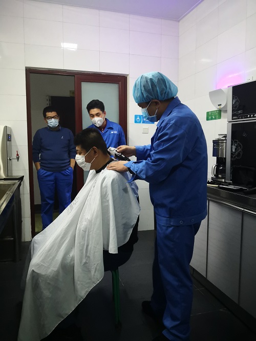 公司工會組織員工獻(xiàn)愛心義務(wù)理發(fā)