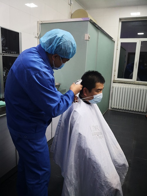 公司工會組織員工獻(xiàn)愛心義務(wù)理發(fā)